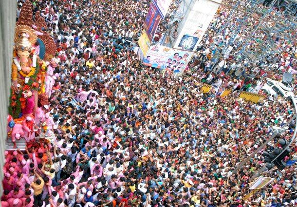 An aerial view of the crowd gathered to catch a final glimpse of Lalbaugcha Raja. Pic/ Atul Kamble