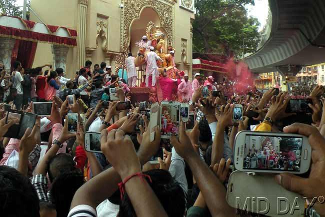 Devotees click photographs of the Lalbaugcha Raja Ganesh idol. Pic/Ajit Sawant