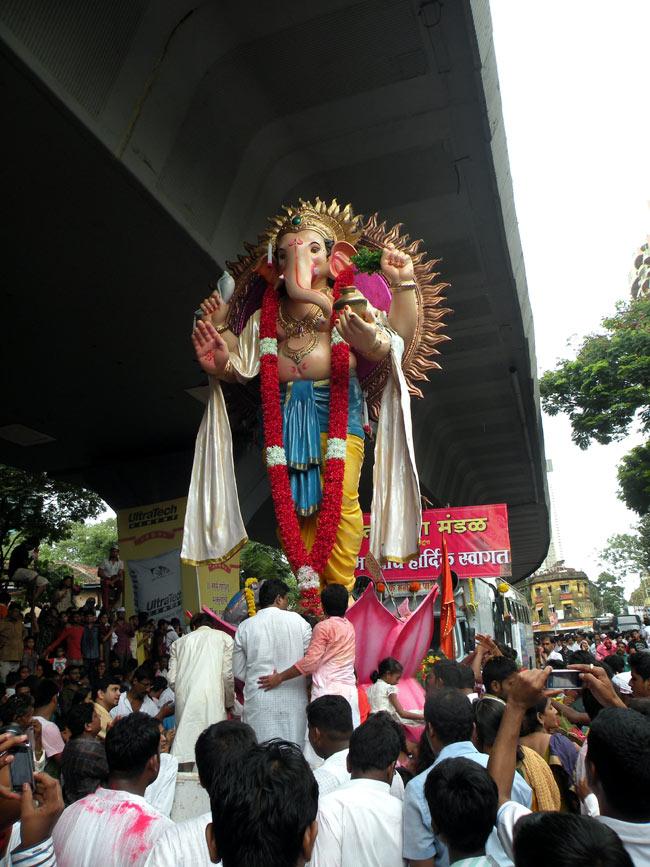Devotees surround a large idol of Lord Ganesh from a Matunga mandal. Pic/Ajit Sawant