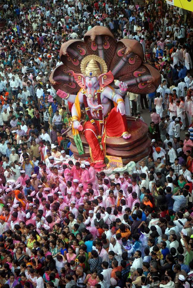 A huge Lord Ganesh idol made by popular idol maker Rajan Zad surrounded by a crowd of devotees. Pic/Pradeep Dhivar