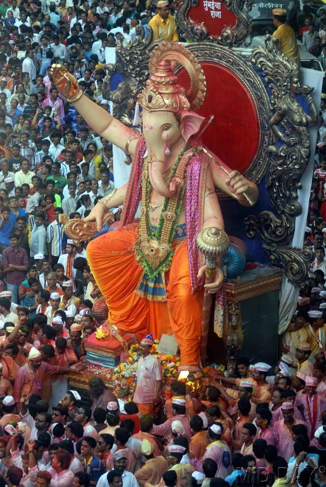 Mumbaicha Raja Ganpati idol surrounded by a huge crowd of devotees. Pic/Pradeep Dhivar