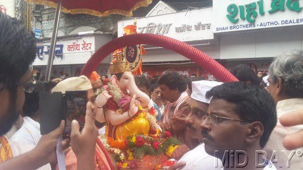 A devotee clicks a picture of Kasaba Ganpati in Pune. Pic/ Priyankka Deshpande