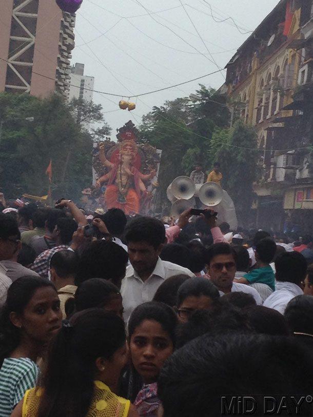 People prepare to bid goodbye to Mumbaicha Raja ganpati in Ganesh Galli, Parel. Pic/ Tanmoy Mitra