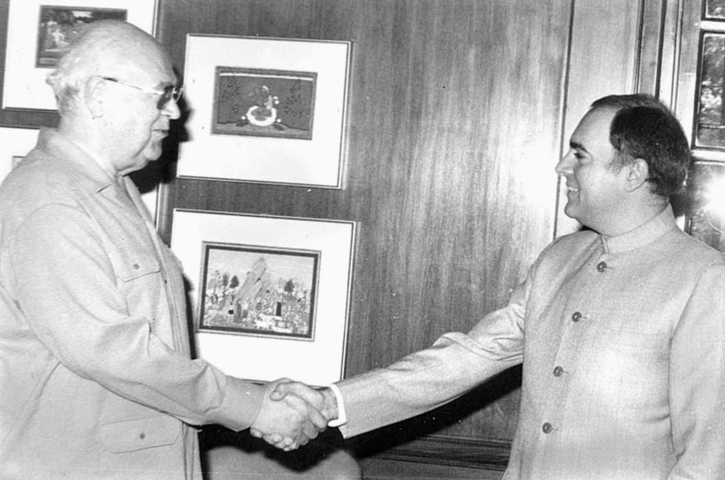 Rajiv Gandhi led the Congress Party to a landslide victory in elections to the Lok Sabha in December 1984, and his administration took vigorous measures to reform the government bureaucracy and liberalise the country's economy. In photo: Former Secretary of the CPSU Central Committee, Anatoly Dobrynin, meets Rajiv Gandhi on 21 May, 1987.