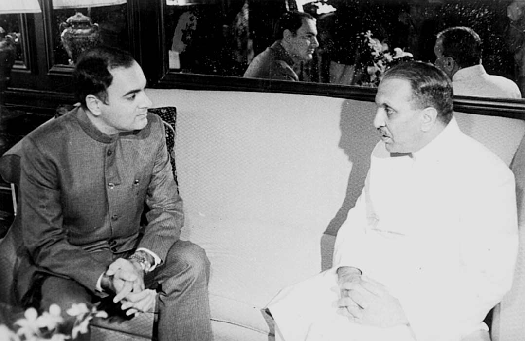 Post-1990, Rajiv Gandhi introduced measures for reducing Licence Raj allowing business and individuals to purchase capital, consumer goods, and import without bureaucratic restrictions. He introduced the age of voting rights as 18 and also included Panchayati Raj. In photo: Rajiv Gandhi and ex-Pakistan President Zia Ul-Haq meet at New York on October 23, 1985.