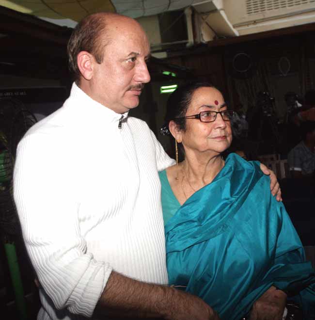 Anupam Kher with his mother Dulari. We love this picture of the veteran actor with his mum.