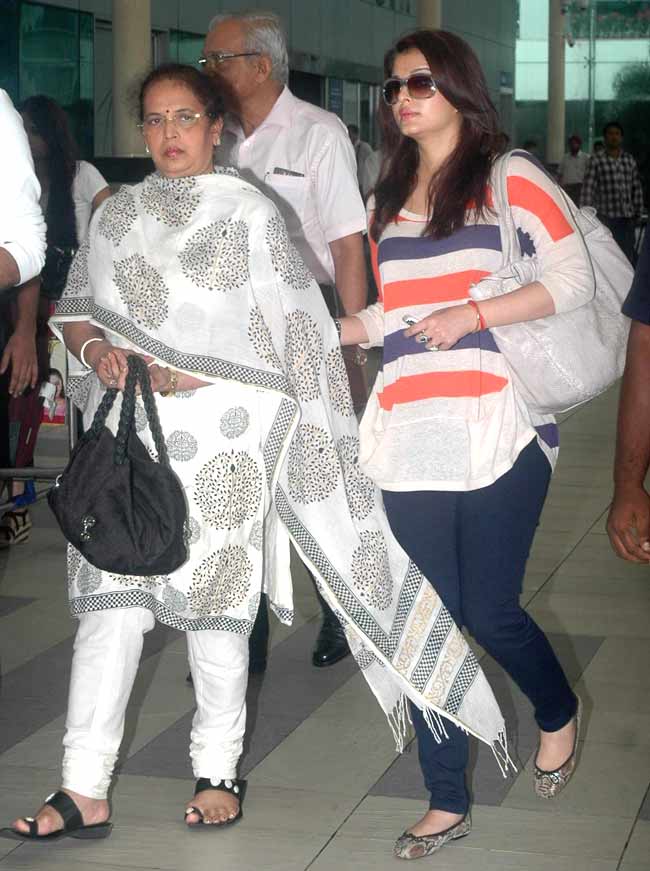 Aishwarya Rai-Bachchan and her mom Brindya clicked at the airport.