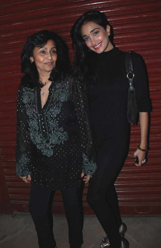 Late Jiah Khan and her mom Rabiya clicked twinning in black.