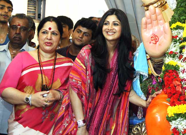 Shilpa Shetty with mom Sunanda. This mother-daughter duo is frequently seen out and about catching up on movies and going for lunches/dinners together.