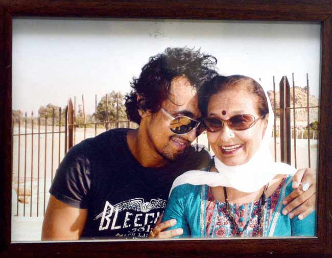 Sonu Nigam with his late mother Shobha. The singer's mother passed away at the age of 63 on March 1, 2013.