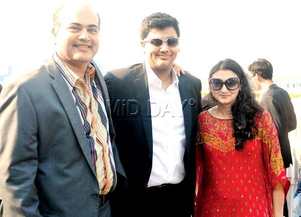 Himanshu Kapadia of Aditya Birla Group  with wife Jigna and son Yash 