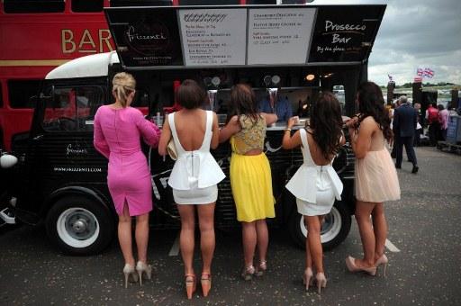 Racegoers queue for drinks during Ladies Day, the first day of the Epsom Derby horse racing event, at Epsom in Surrey, southern England on June 1, 2012. AFP PHOTO / CARL COURT