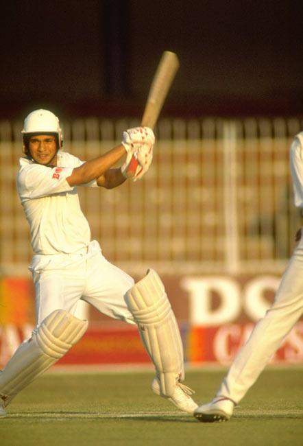 On his Test debut at Karachi, Indian legendary batsman, Sunil Gavaskar presented Sachin Tendulkar with batting pads that he wore during the match. (Getty Images).