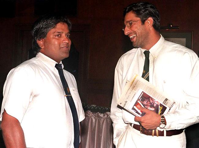 Smile, please! Former captains Arjuna Ranatunga (L) and Wasim Akram share a light moment at Colombo in the late 90s