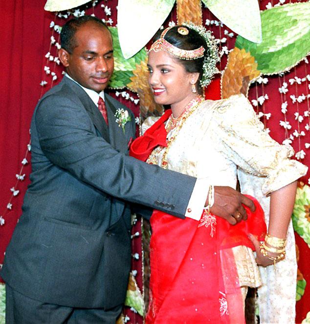 Bowled by a maiden! This is a picture from Sanath Jayasuriya's wedding ceremony, on May 8, 1998 at a hotel in Colombo. Jayasuriya is seen draping a traditional red 'going-away' on his bride Sumudhu Karunanayake
