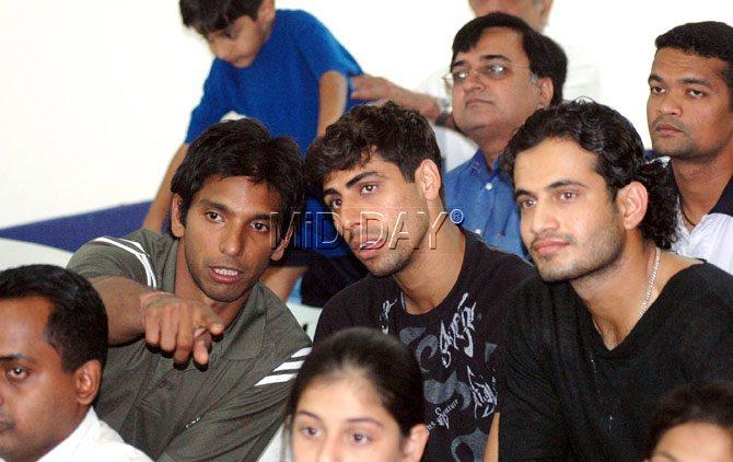 His very good friend Yuvraj Singh had once joked that Ashish Nehra could even get injured while sleeping. L to R in picture: Ritwik Bhattacharya, Ashish Nehra and Irfan Pathan at the CCI-Erza invitation Squash Tournament