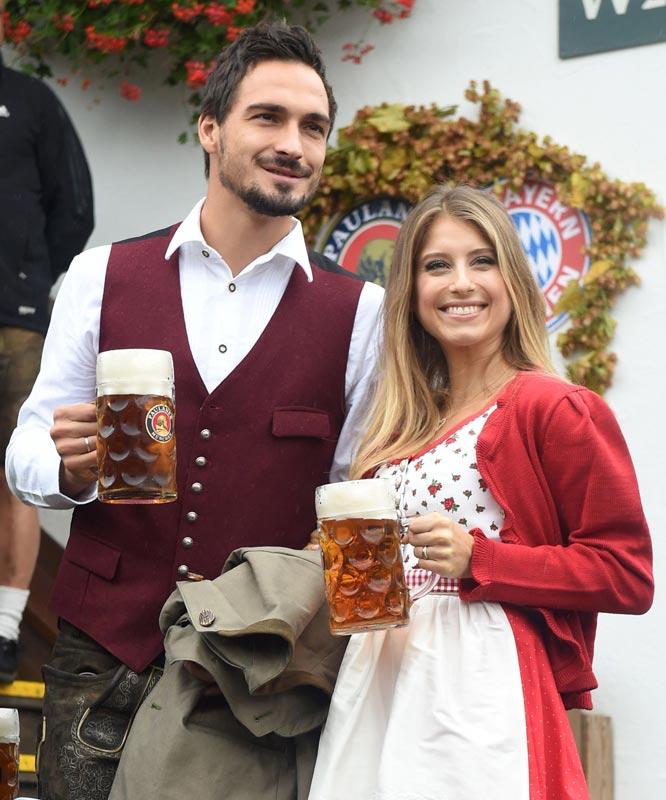 Bayern Munich's defender Mats Hummels (L) and his wife Cathy Hummels.