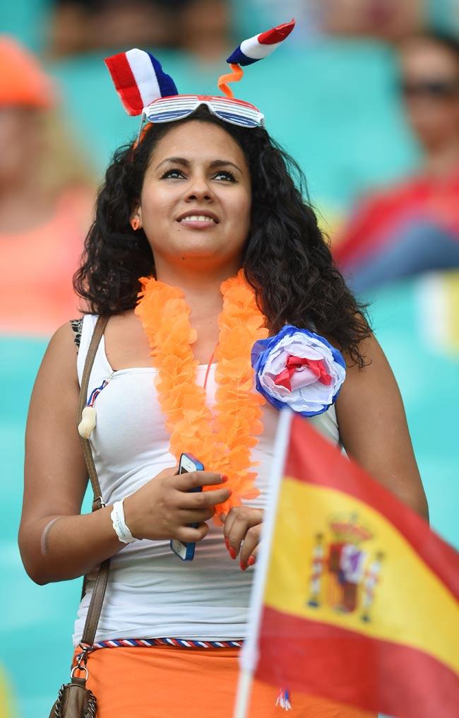 A supporter of the Netherlands' football team gives the thumb up before a Group B football match between Spain and the Netherlands