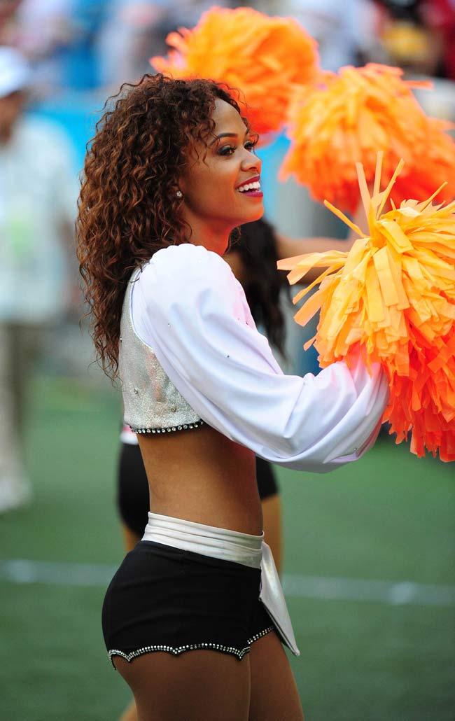 An Oakland Raiders Cheerleader performs during the 2014 Pro Bowl at Aloha Stadium. (All Pics/ AFP)