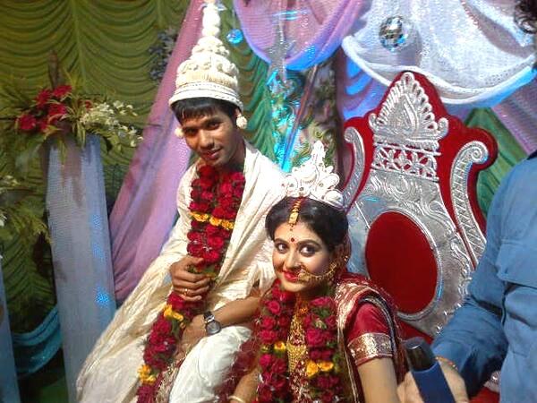 Parthiv Patel-Avni Zaveri Ashok Dinda became a married man following his wedding to Sreyasi Rudra at Chinsurah in Hooghly district on July 22, 2013. Pic courtesy/ Ashok Dinda's Twitter account