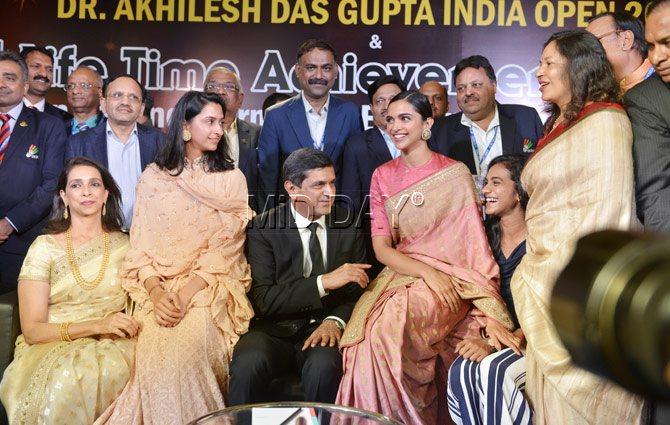 Prakash Padukone with his wife Ujjala, daughters Deepika and Anisha and shuttler PV Sindhu