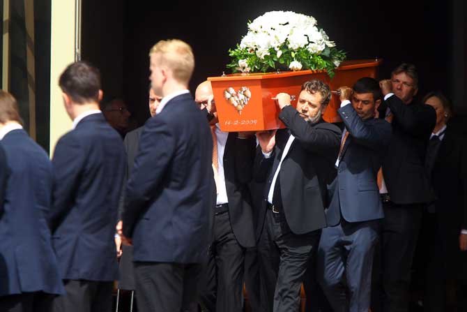 Actor Russell Crowe was a pallbearer Friday at the funeral of former New Zealand captain Martin Crowe, who died March 3 after a long battle with cancer.