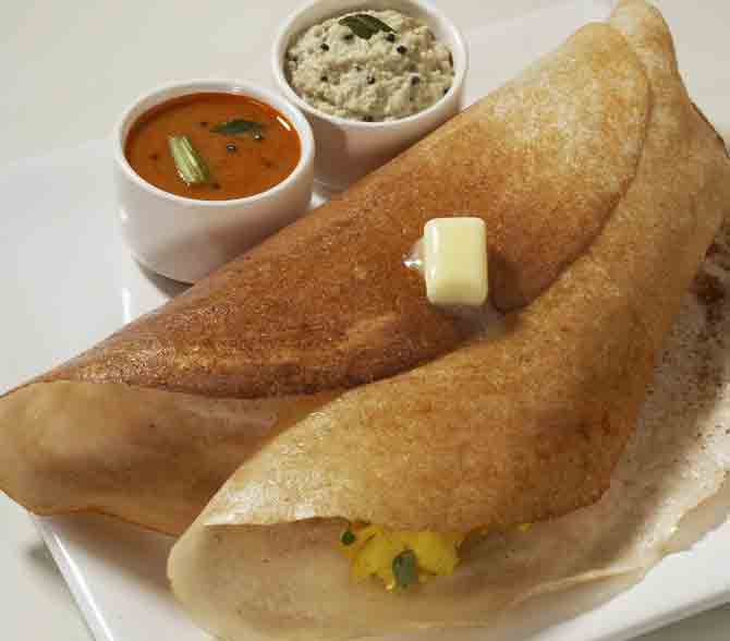Though originated in the south, the dish has occupied a predominant position in the list of Mumbai snacks. Some of the best Masala Dosa joints in Mumbai are Gini Dosa (Ghatkopar Khaugali, Ghatkopar East), Ananad Dosa Stall (opposite Mithibai college, Ville Parle West), Angel Dosa Centre (Thane West).