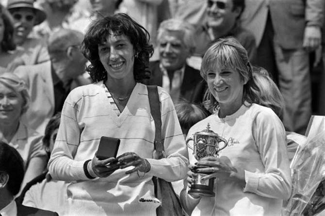 A photo taken on June 7, 1980 shows US Chris Evert-Lloyd (R) holding her trophy after she beat Romanian Virginia Ruzici (L)
