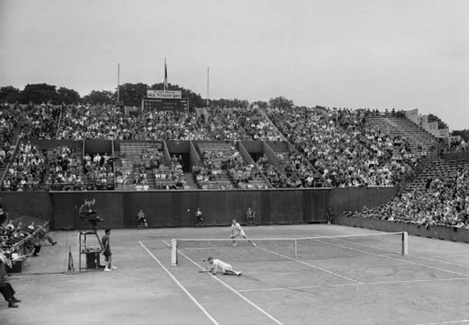 A general view of men's semifinal opposing American tennis player Tony Trabert and Australian Ham Richardson