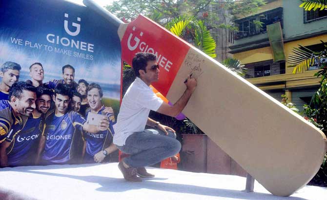 Bengali actor Abir Chatterjee signs a giant cricket bat during the launch of 'Make a Wish' campaign for Kolkata Knight Riders in Kolkata. Pic/PTI