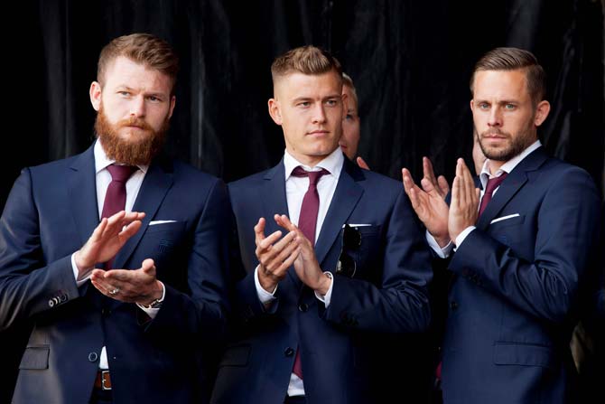The Iceland football team, who were knocked out of Euro 2016 by France in quarters performed the u00e2u0080u0098Viking Clapu00e2u0080u0099 with their fans after they returned home on Monday.