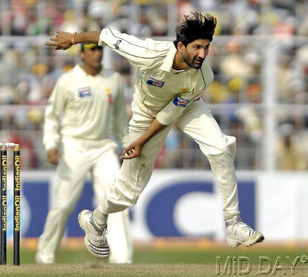 Sohail Tanvir: The Pakistan left-arm pacer has quite a surprising bowling action to make it difficult to judge. To begin with, he delivers the ball off the wrong foot and his rapid arm motion gets the ball to come in quicker than it appears. He has been quite the treat in the T20 cricket format and also bowled a record spell for Rajasthan Royals taking six wickets. (Pic/ Midday archives)
