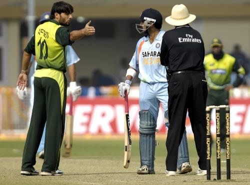 Shahid Afridi and Gautam Gambhir: Indo-Pak clashes are always highly volatile. Afridi and Gambhir got entangled in a heated verbal exchange after crashing into each other while the latter attempted to steal a single during the ODI at the Green Park in Kanpur in 2007. The umpires had to intervene, and separate the two. Pic/MiD-DAY Archives