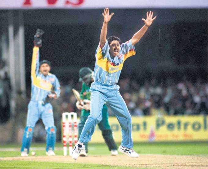 Anil Kumble appeals unsuccessfully against Aamer Sohail in the 1996 World Cup quarter-final in Bangalore