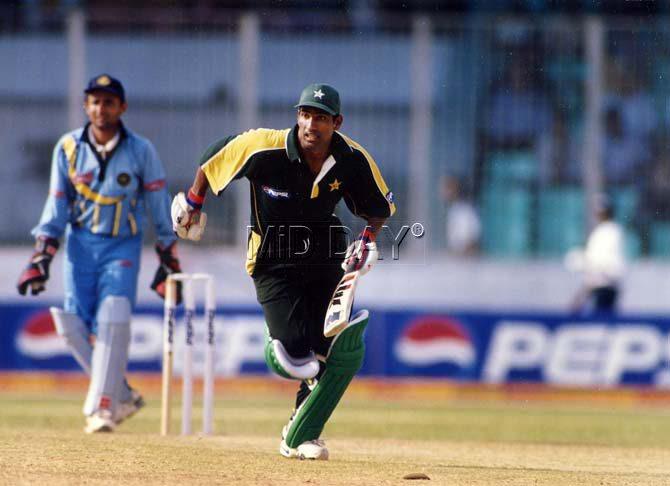 Mohammad Yousuf running between the wickets as Nayan Mongia looks on