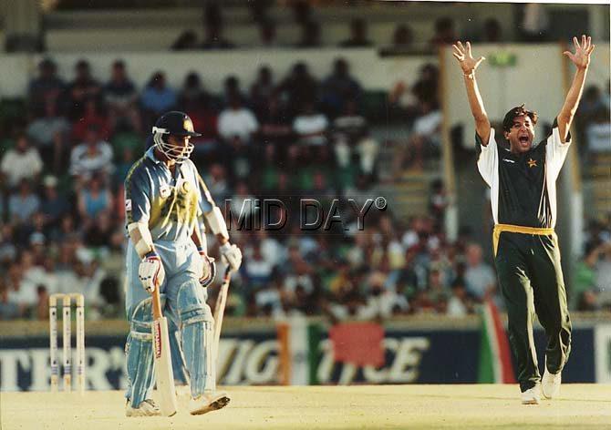 Wasim Akram appealing against Robin Singh during an ODI match