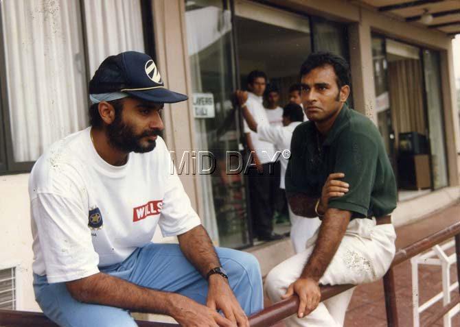 Navjot Singh Sidhu and Aamer Sohail get clicked during a conversation