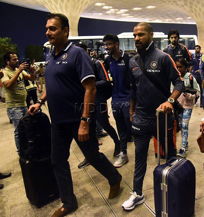 Team India head coach Ravi Shastri with Shikhar Dhawan, Jasprit Bumrah, Ishant Sharma and other players at the Mumbai airport. Pic/Sameer Markande