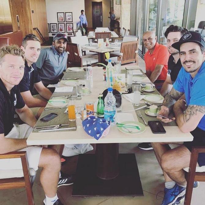 Jos Buttler, Tim Southee, Mahela Jayawardene, Mitchell Johnson and Mitchell McClengan set for a meal