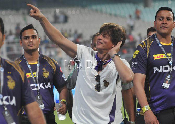 After the match, Shah Rukh Khan got on to the field and entertained the crowd
