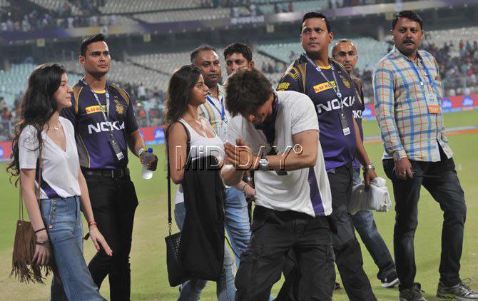 Shah Rukh Khan is seen greeting his fans in Kolkata