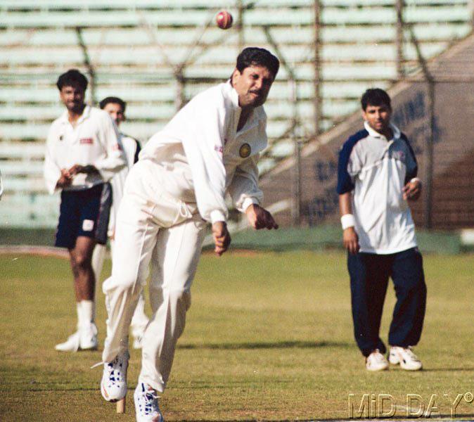 Kapil Dev showing the youngsters how it's done