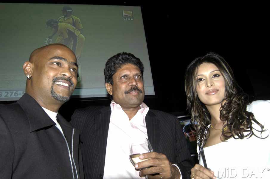 Kapil Dev with Vinod Kambli and wife at newly-launched All Sports Bar at Andheri