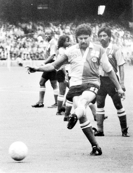 Kapil Dev tries his talent at football