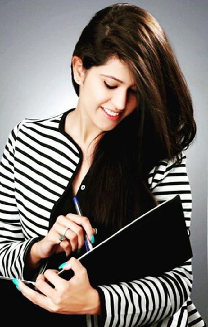 Pankhuri Sharma acing the corporate look in this photo. She is seen here wearing a white and black striped corporate jacket, with a file in hand.