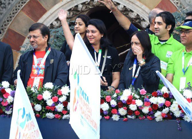Priya Dutt cheering runners at the Mumbai Marathon 2018
