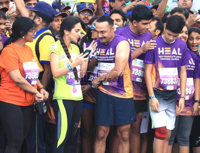 Rahul Bose and Tara Sharma Saluja with fellow runners at the Mumbai Marathon 2018