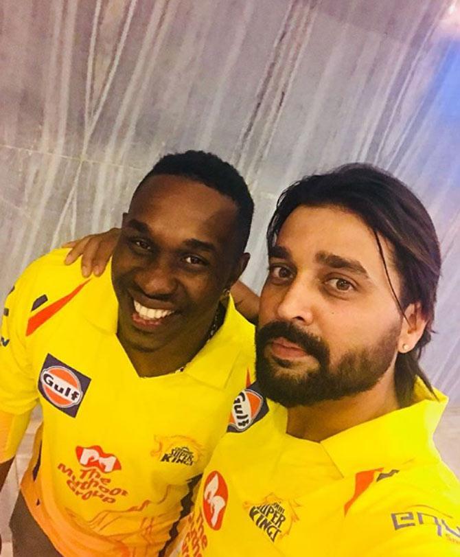 Murali Vijay captioned this picture as, 'Csk @chennaiipl is like a family, the franchise has created an unbelievable experience! Proud to be part of this family champions play and stay together @djbravo47'