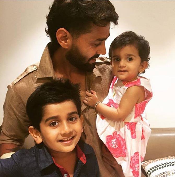 Murali Vijay captioned this picture as, 'With my little heart monsters. Off to my best friend's wedding .. #babyeva #nivaan #wifeismissing'
