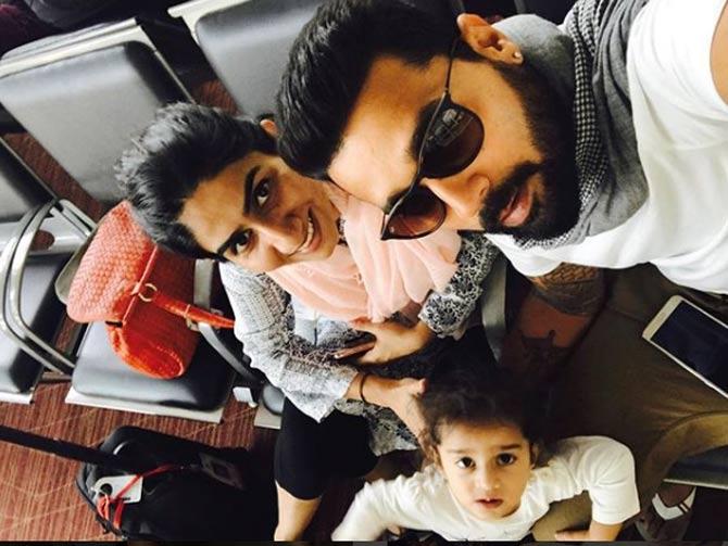 Murali Vijay captioned this picture as, 'Much needed break. Going back home with these two @niks.vj #babyeva #posers #familytime'